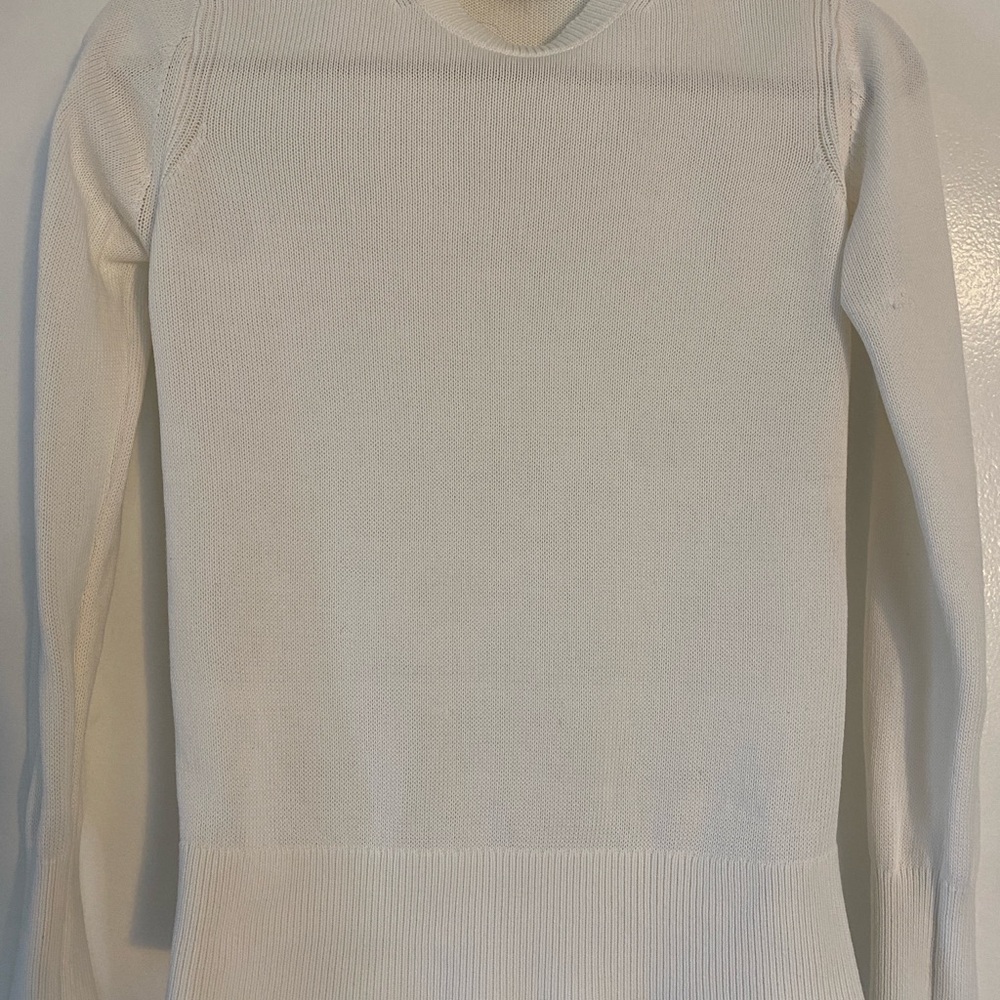 Everlane White Crew Neck Sweater with Fine Knit Texture